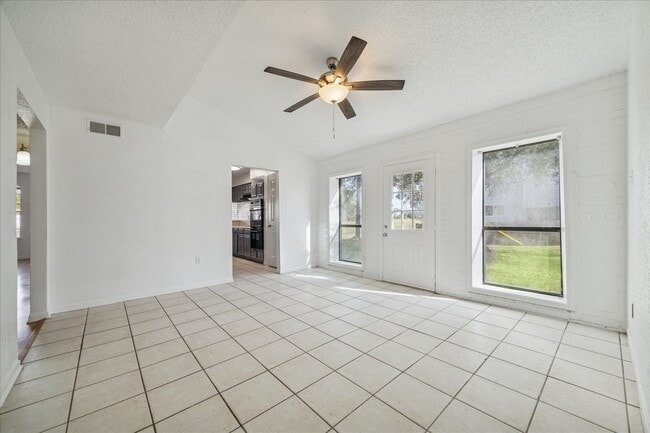 Building Photo - 2223 Par Ln