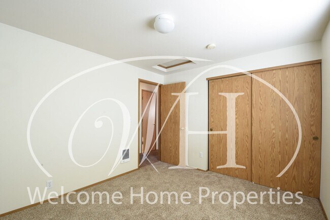 Building Photo - Fresh Clean Apartment Close to WWU