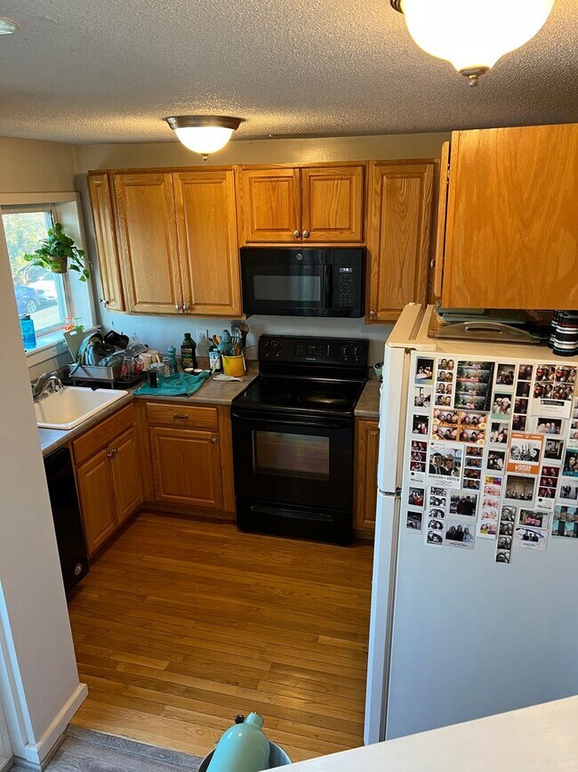 Building Photo - Sunny 2BR Condo in Knightville