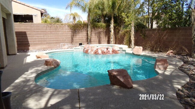 Building Photo - VISTA VERDE AT SUMMERLIN 3bd 2.5 bth WITH PRIVATE POOL & SPA