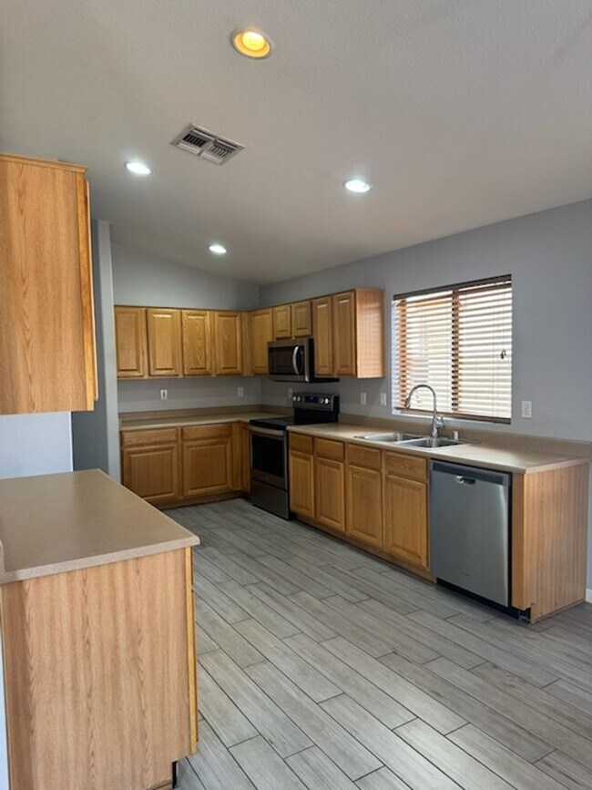 Building Photo - Chandler 4 bed 2 bath