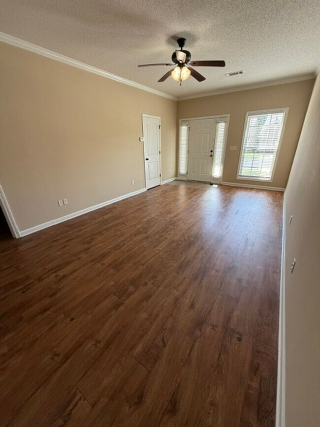 Building Photo - Charming 3 bedroom 2 bath home available now