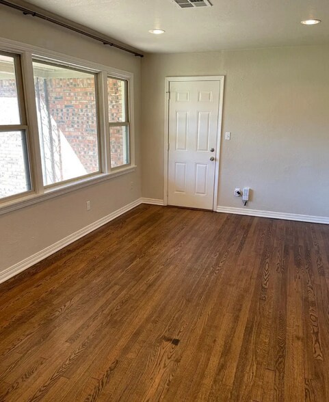 Building Photo - 1713 Oxford Way
