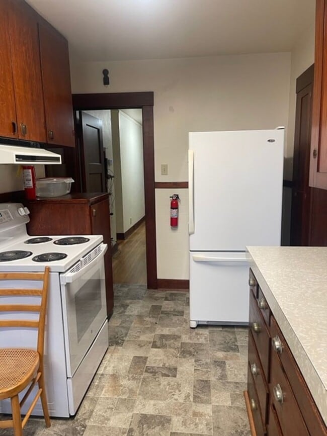 Building Photo - Spacious Craftsman Home