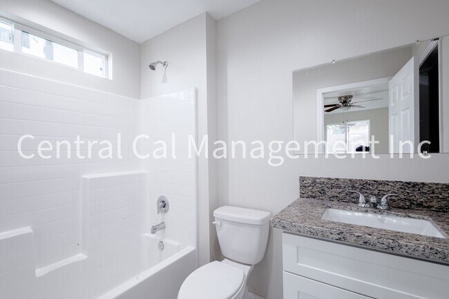 Building Photo - 1004 Padre St