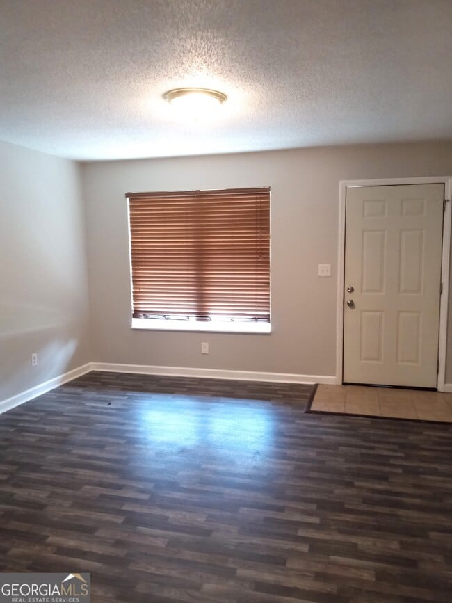 Building Photo - 2928 Dahlia Dr