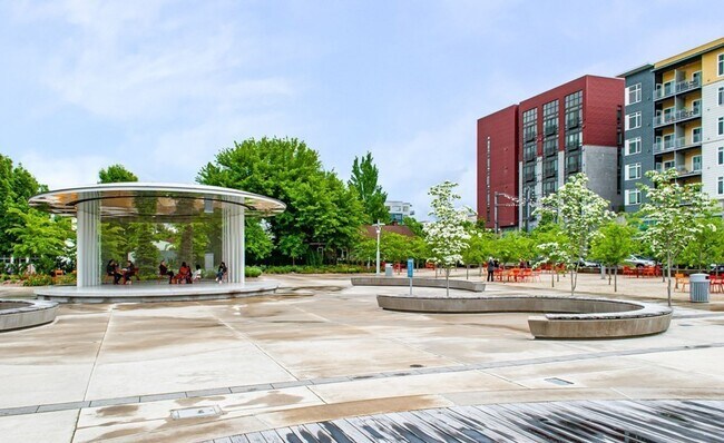 Building Photo - Luxurious, Bright and Meticulously Maintained 2 Bed and 2 Bath Condo