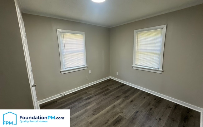 Building Photo - 1711 S Sutton Dr