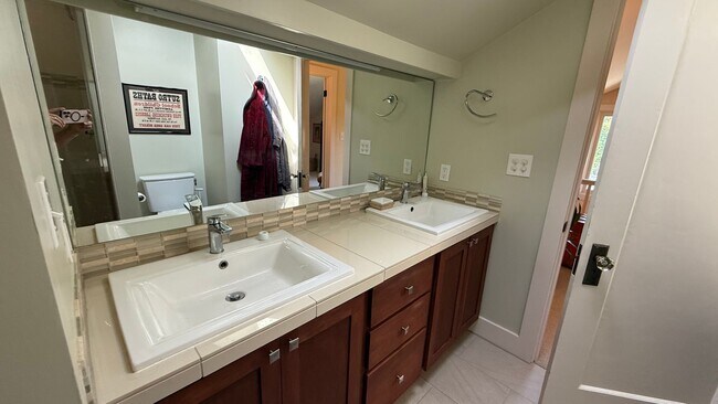Building Photo - Beautiful Fully Furnished Home in Close-In...
