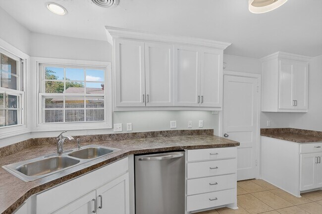 Building Photo - 4812 Wateka Dr