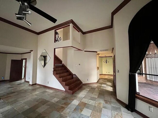 Building Photo - 6983 Oakwood Park