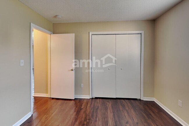 Building Photo - 2265 Lakecrest Dr