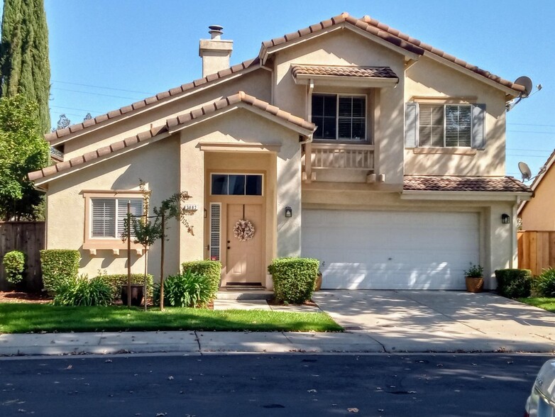 Beautiful, landscaped yard maintained by the HOA - 3682 Whispering Creek Cir