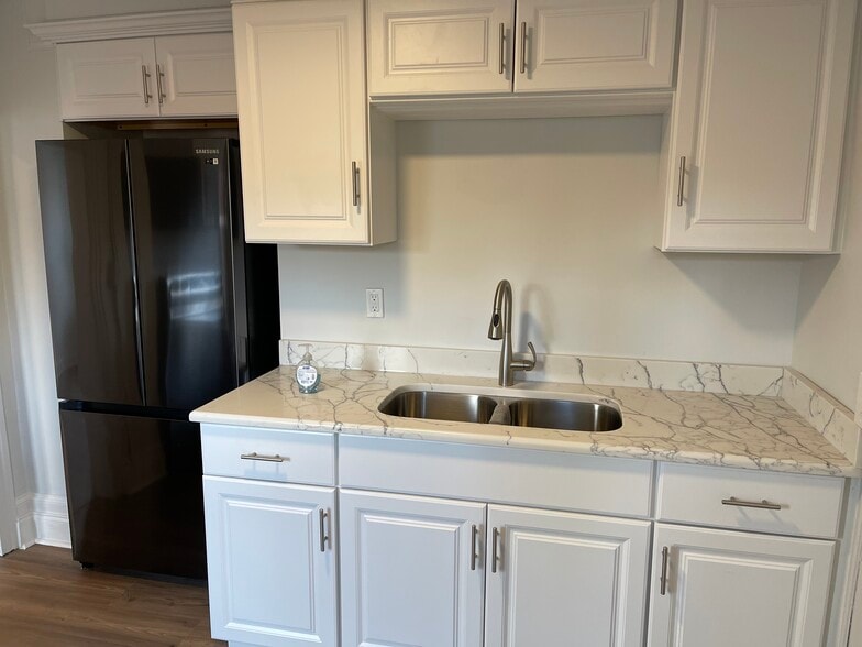 Quartz countertop in kitchen - 1807 W 16th St