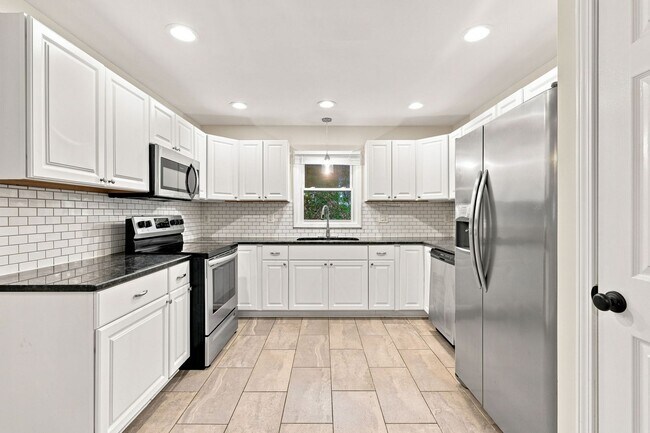 Building Photo - 3205 Crandon Ln