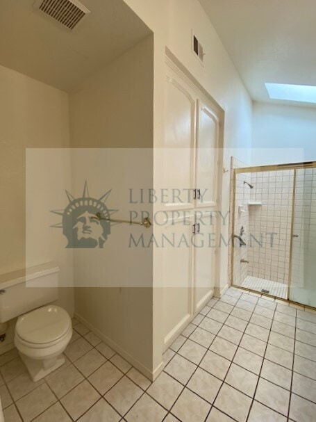 Building Photo - 6223 N West Ave