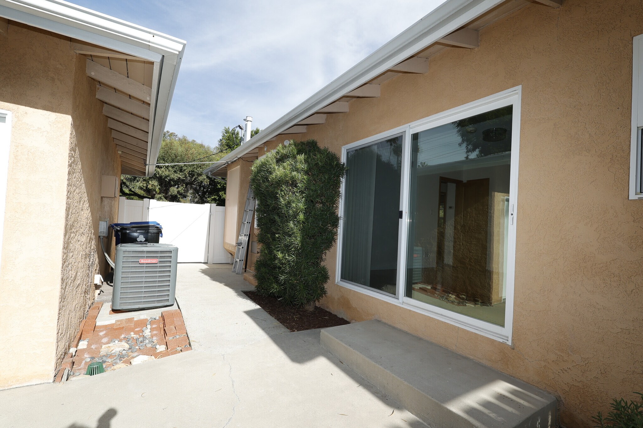 Building Photo - 4831 Canoga Ave