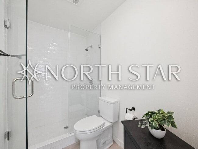 Building Photo - Remodeled Condo in the Heart of Old Town Lake Oswego