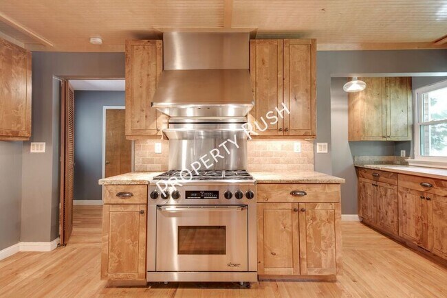 Building Photo - 303 Windmere Dr