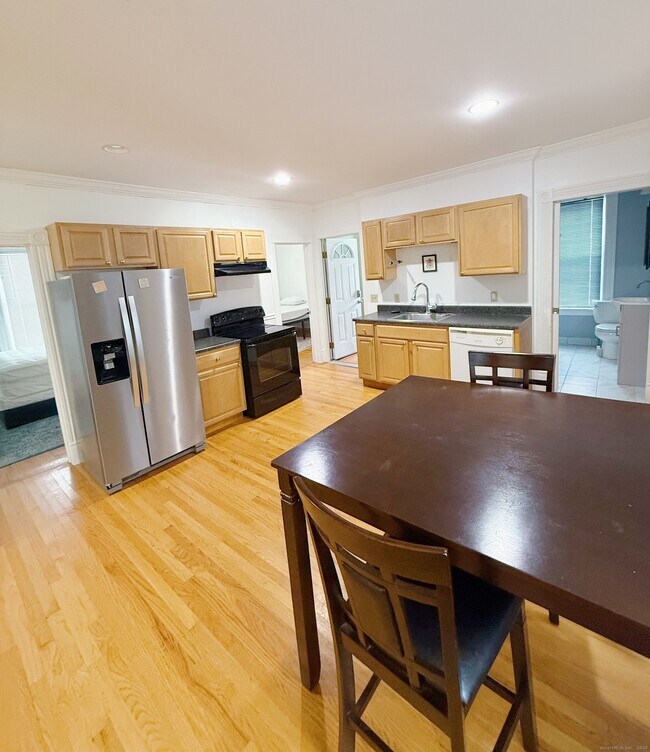 Building Photo - 1716 Farmington Ave