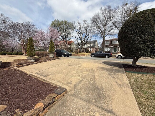 Building Photo - 200 Ridgeway Dr