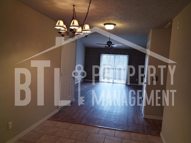 Building Photo - Beautiful 3 Bedroom Condo with a Lake View!