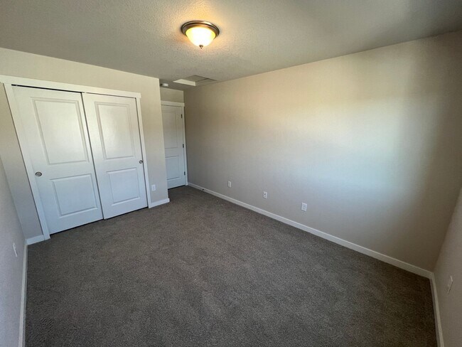 Building Photo - Modern 3 Bed 3 Bath Townhome off of N Carefree and Tutt!!! **Built in 2023**