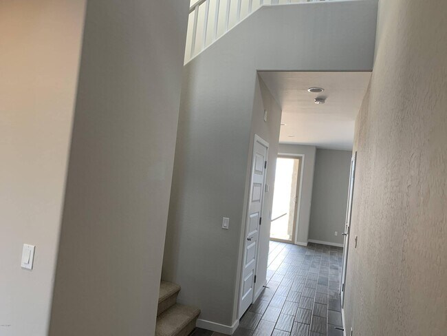Building Photo - 715 N Sparrow Dr