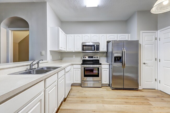 Building Photo - Spacious New Tampa 2 Bedroom, 2.5 Bath Tow...