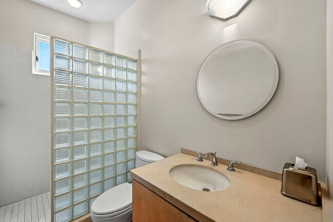Building Photo - Gorgeous 3 Bed/3 Ba Home Tucked Away in th...