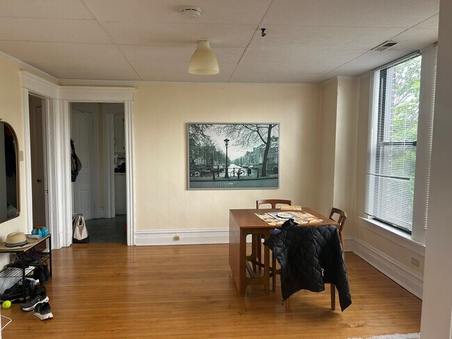 Building Photo - 4032 N Wolcott Ave