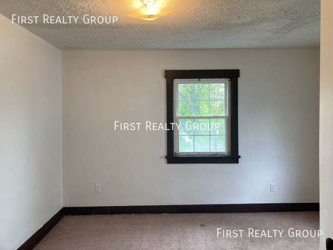 Building Photo - 1324 W Fairview Ave