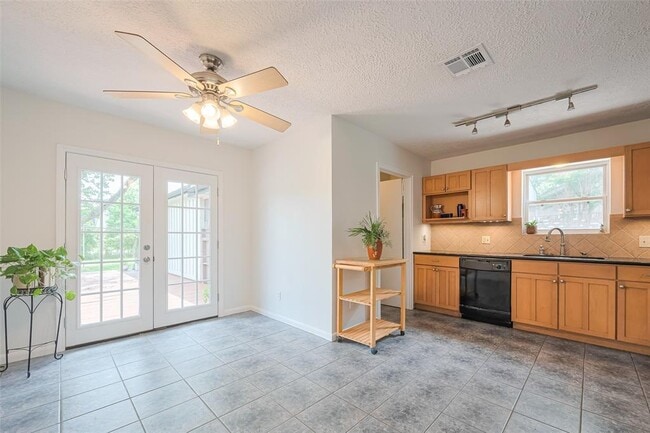 Building Photo - 5115 Kingfisher Dr