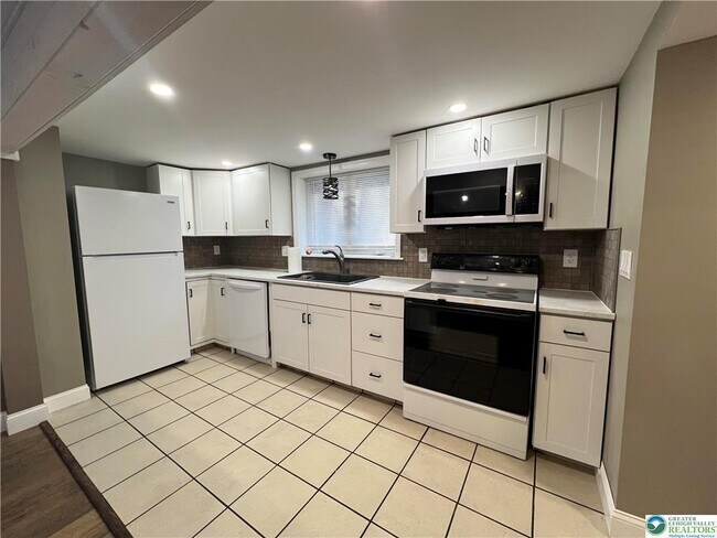 Building Photo - 3790 Redbud Dr