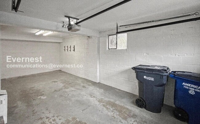 Building Photo - 3 Bed/3 Bath Home with Fenced Yard and Garage / Available Now!