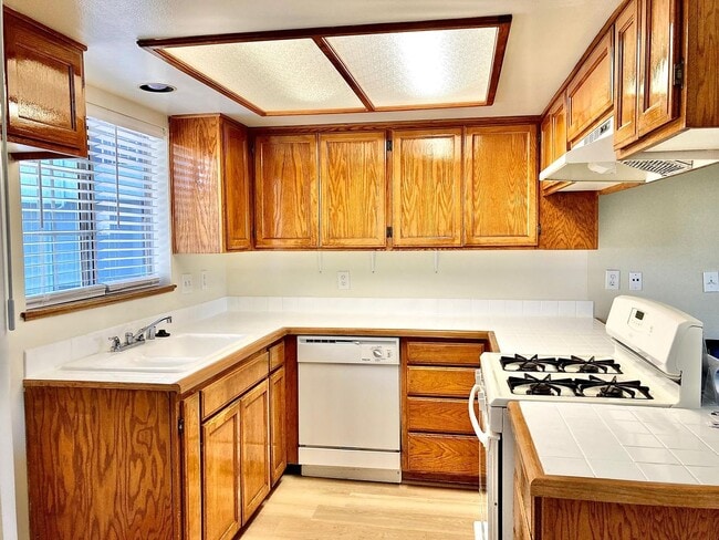 Building Photo - Charming 2 Bedroom 2 Bath townhouse with a...