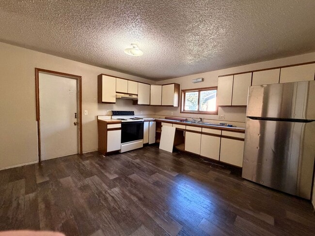 Building Photo - *LEASE SPECIAL* 3 Bedroom House $795