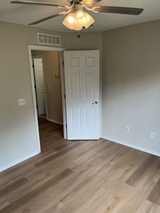 Building Photo - Single family home with lawncare included