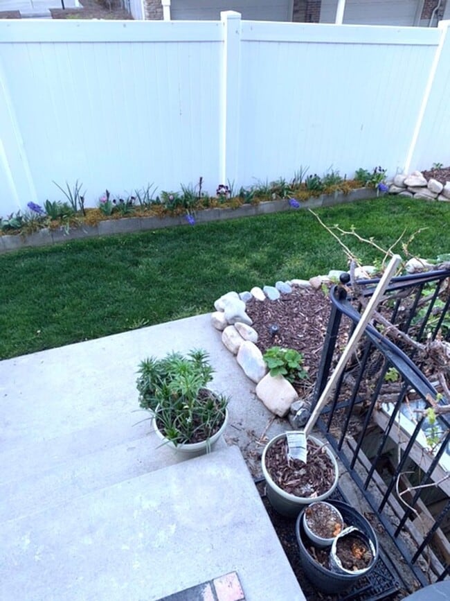 Building Photo - Pet Friendly Townhome in Provo