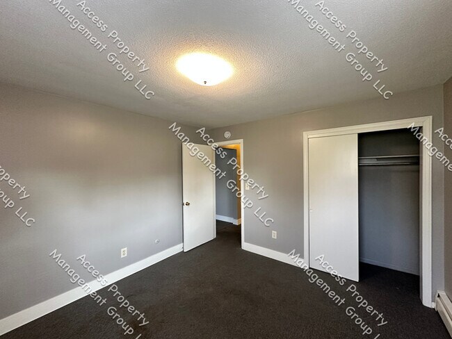 Building Photo - SE Side Updated One Bedroom Unit