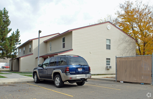 Building Photo - Greystone Court Apartments