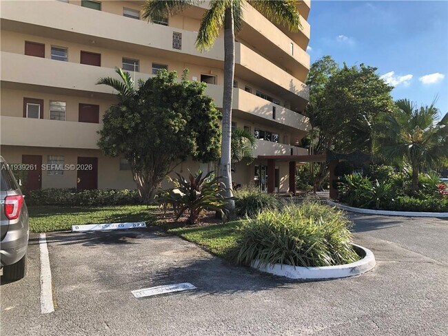 Building Photo - 1750 NE 191st St