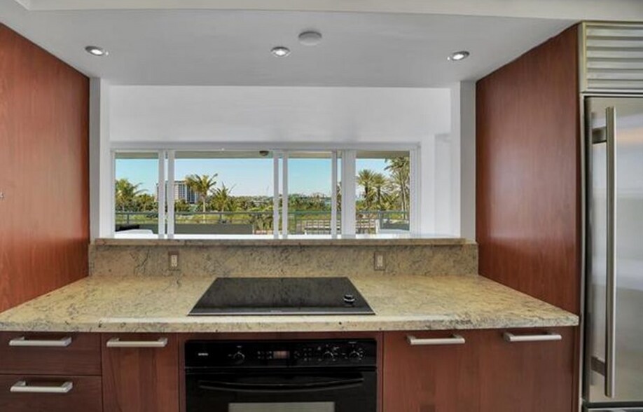 Building Photo - 400 S Pointe Dr