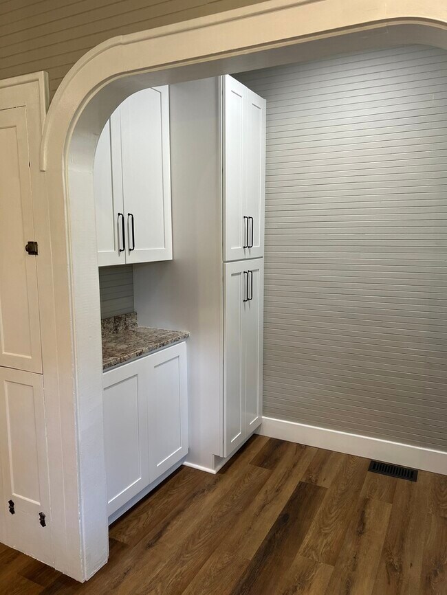 Building Photo - Historic mill house in hot Fort Mill SC with amazing kitchen!
