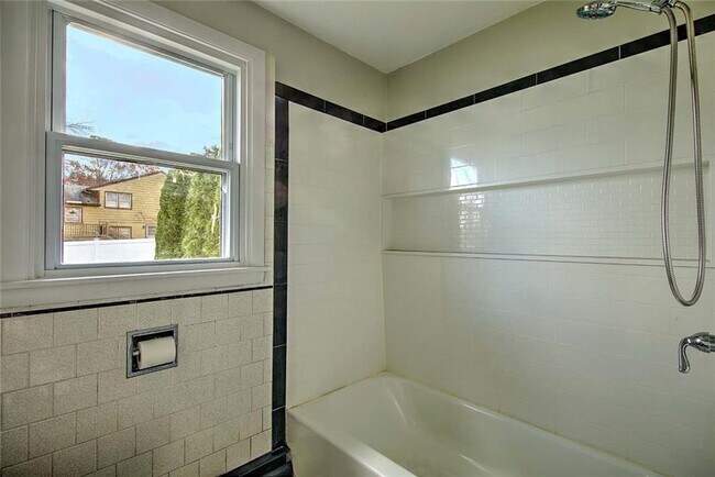 Building Photo - 138 Youngs Ave