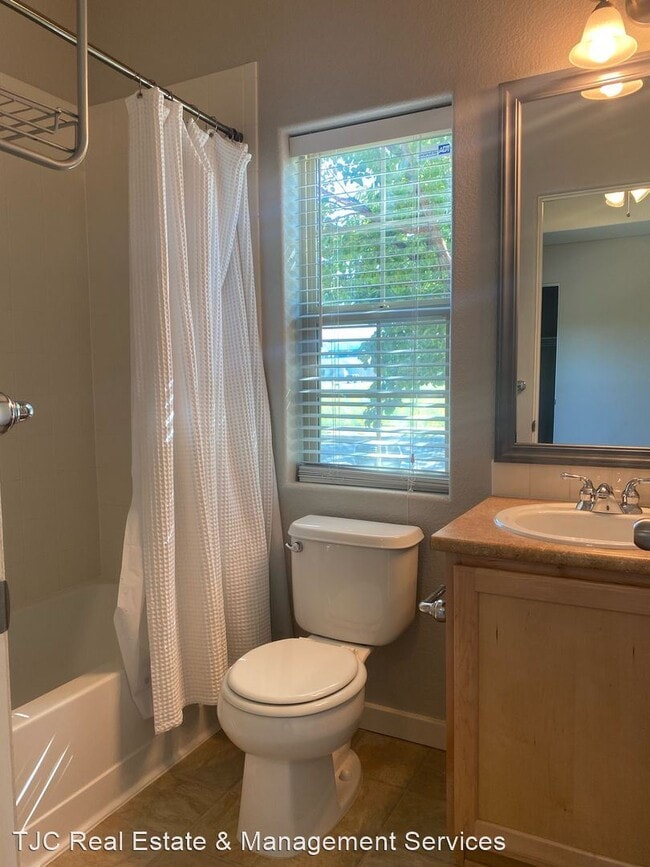 Building Photo - 2202 Valentia St