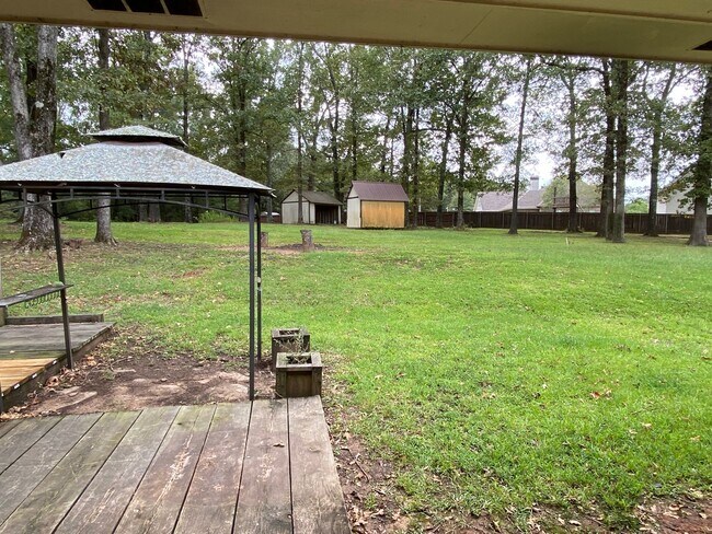 Building Photo - Country living but not too far