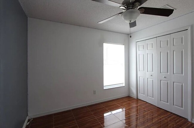 Building Photo - Beautiful 3 Bed and 2 Bath POOL HOME in Ki...