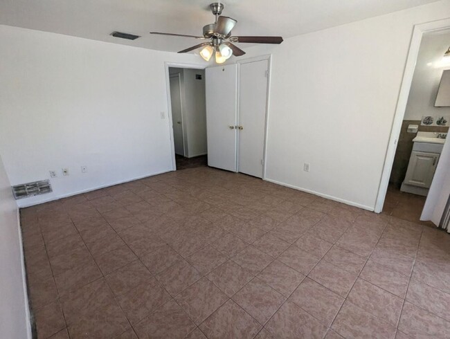 Building Photo - CORNER LOT 2/2 over 1246sf with NEW lvp fl...