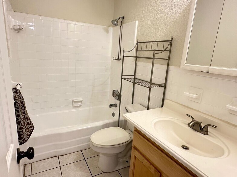 Building Photo - 413 Krueger St